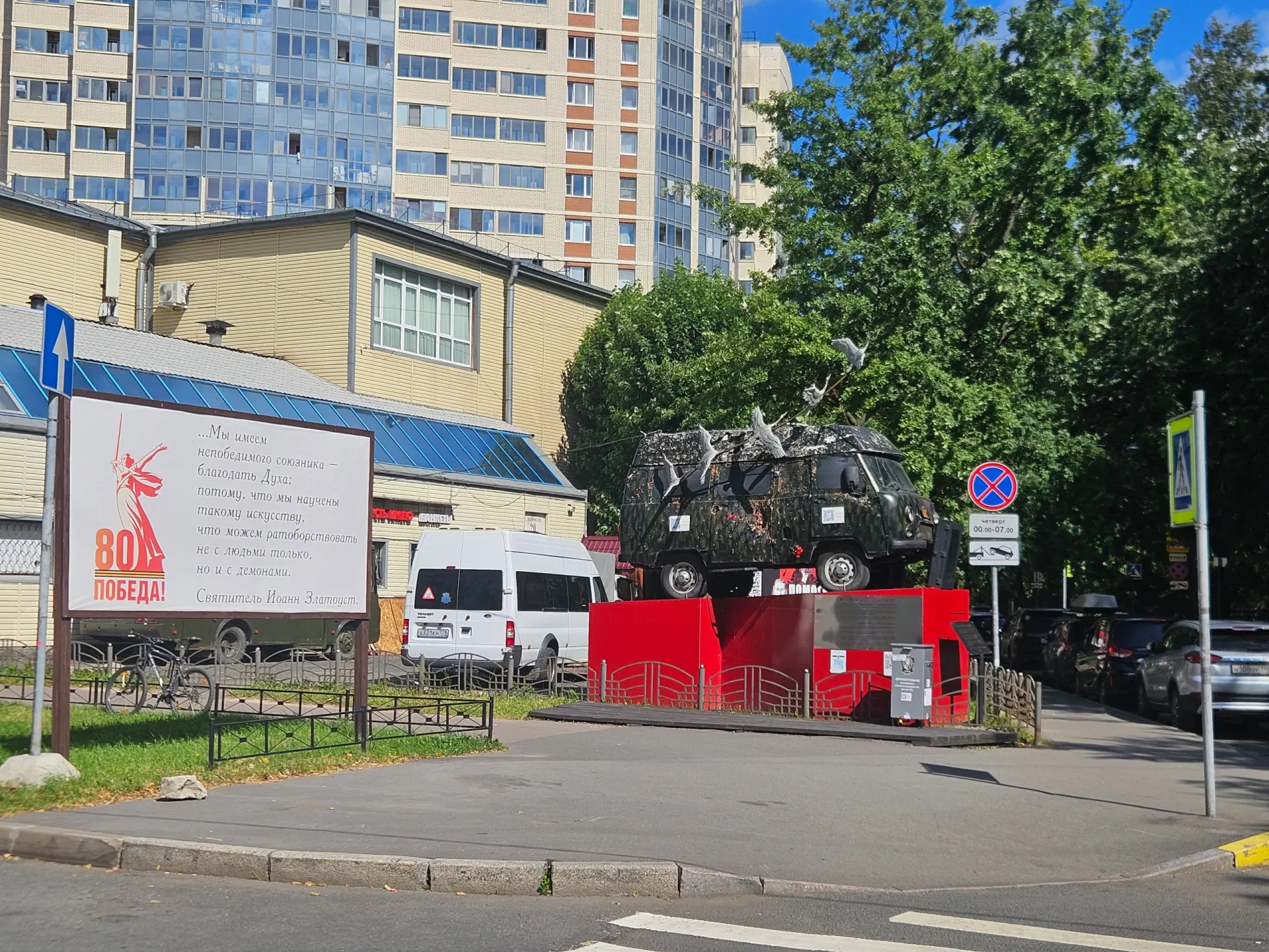 В Санкт-Петербурге пропали экспонаты и стенды, связанные с военной темой, у станции Лесная и на улице Матросова.