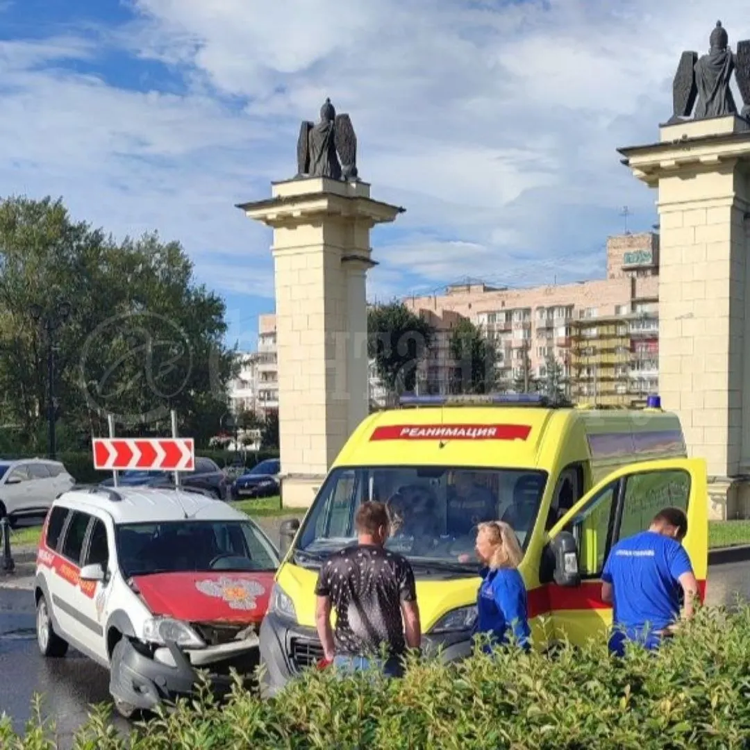 Скорая помощь и служебный автомобиль Роспотребнадзора столкнулись во время движения; уточняются обстоятельства ДТП.