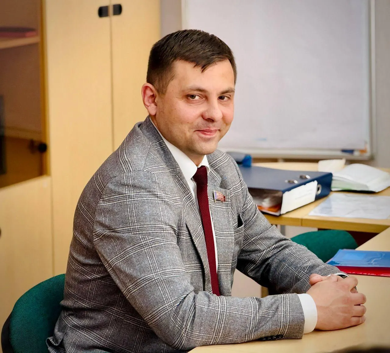 Комиссия признала публикацию агитационным материалом и вынесла штраф; материалы направлены в прокуратуру по делу об использовании должностного положения. Депутат зарегистрирован по Сыктывкарскому округу и включён в федеральный список КПРФ.