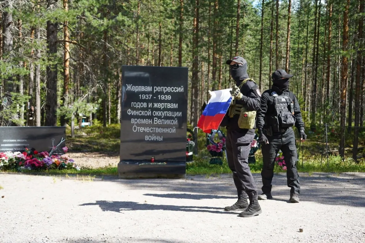 На урочище Сандармох состоялась памятная церемония в память о жертвах репрессий. В мероприятии приняли участие разные группы, включая ультраправых, что вызвало резонанс.