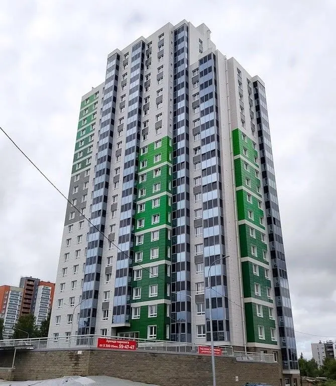 В новом доме на улице Гражданская в районе Перевалка реализован проект с 198 квартирами и подземным паркингом; на первом этаже разместились офисы и техпомещения, рядом — детские площадки и зоны отдыха.