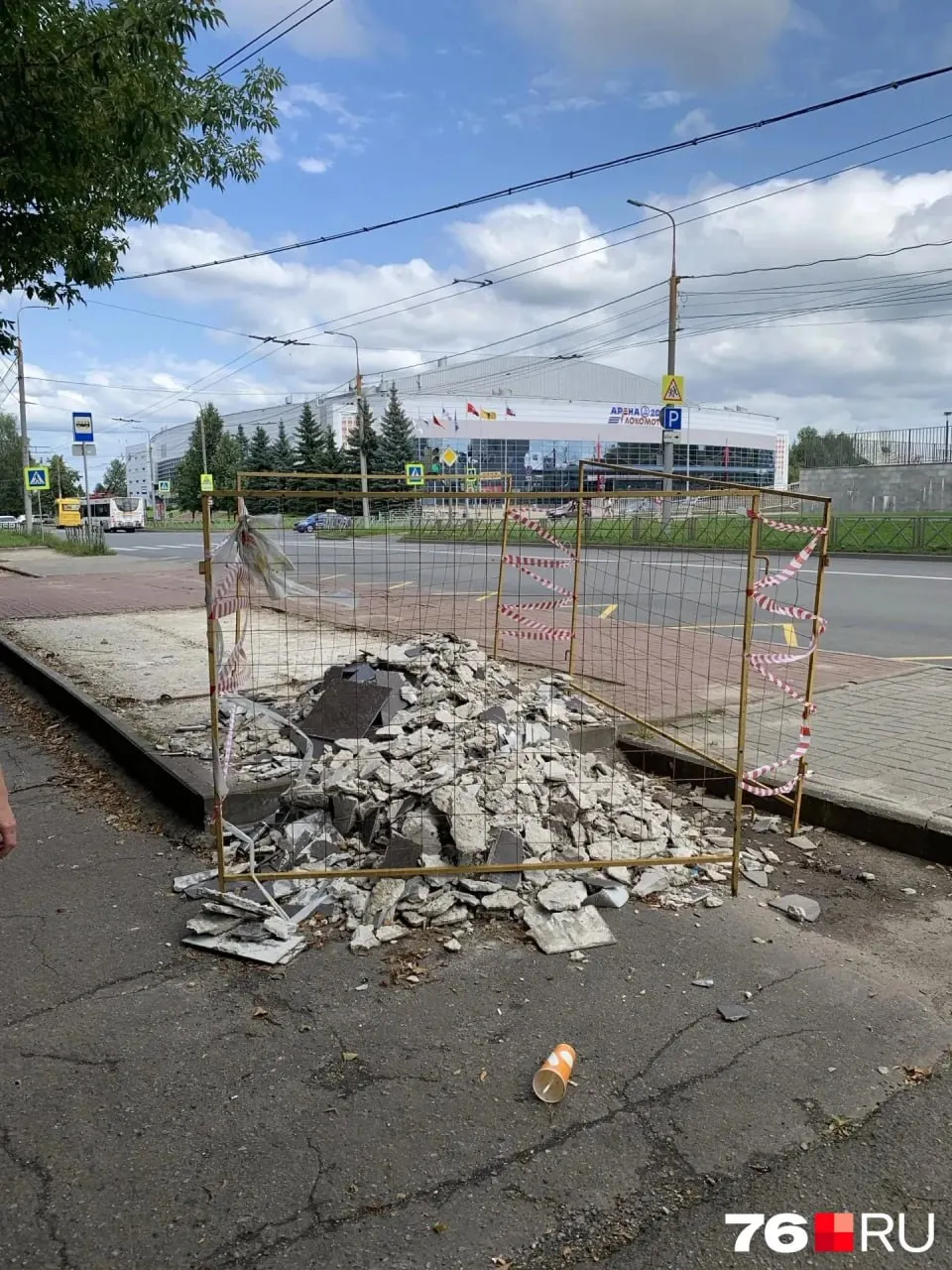 Жители Ярославля жалуются на демонтаж остановочного комплекса возле больницы; к августу 2026 года вопрос не решён — остановка не возвращена.