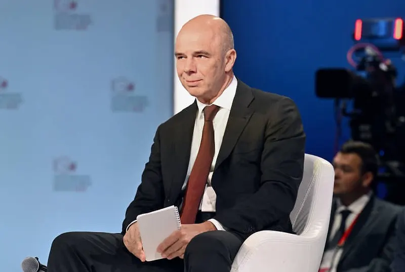 Министр финансов Антон Силуанов заявил, что бюджет обеспечен необходимыми ресурсами; все обязательства будут исполнены в полном объёме, и проблем в этой сфере не существует.