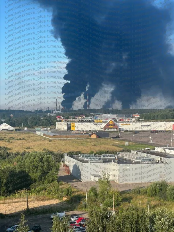 НПЗ «Славнефть-ЯНОС» загорелся после ночной атаки беспилотников в Ярославле; власти заявили об отражении атаки и ограничили движение на выезде.