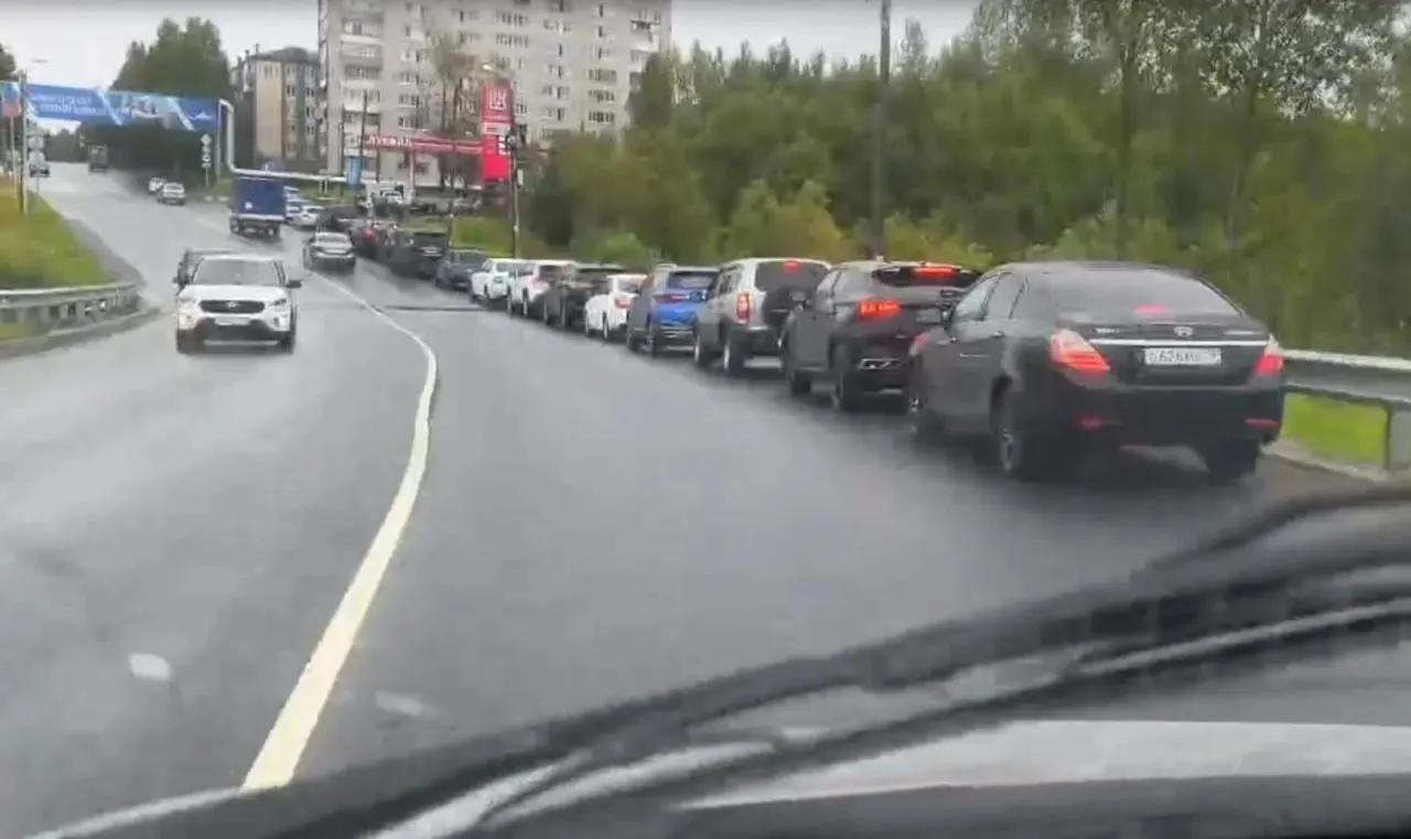 Ситуация на заправках Новодвинска: очереди за бензином, на одной АЗС остаются все виды топлива, на соседних — ограничения.