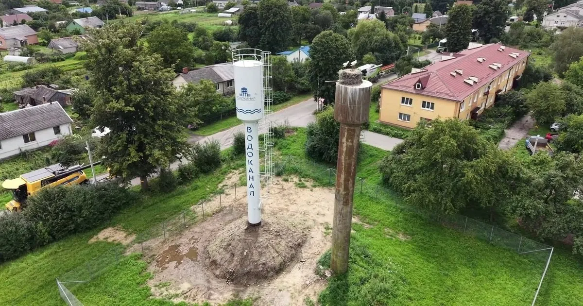 Специалисты водоканала в посёлке Славянское Полесского района возведли новую водонапорную башню; старую оставили, чтобы аисты продолжали гнездиться.
