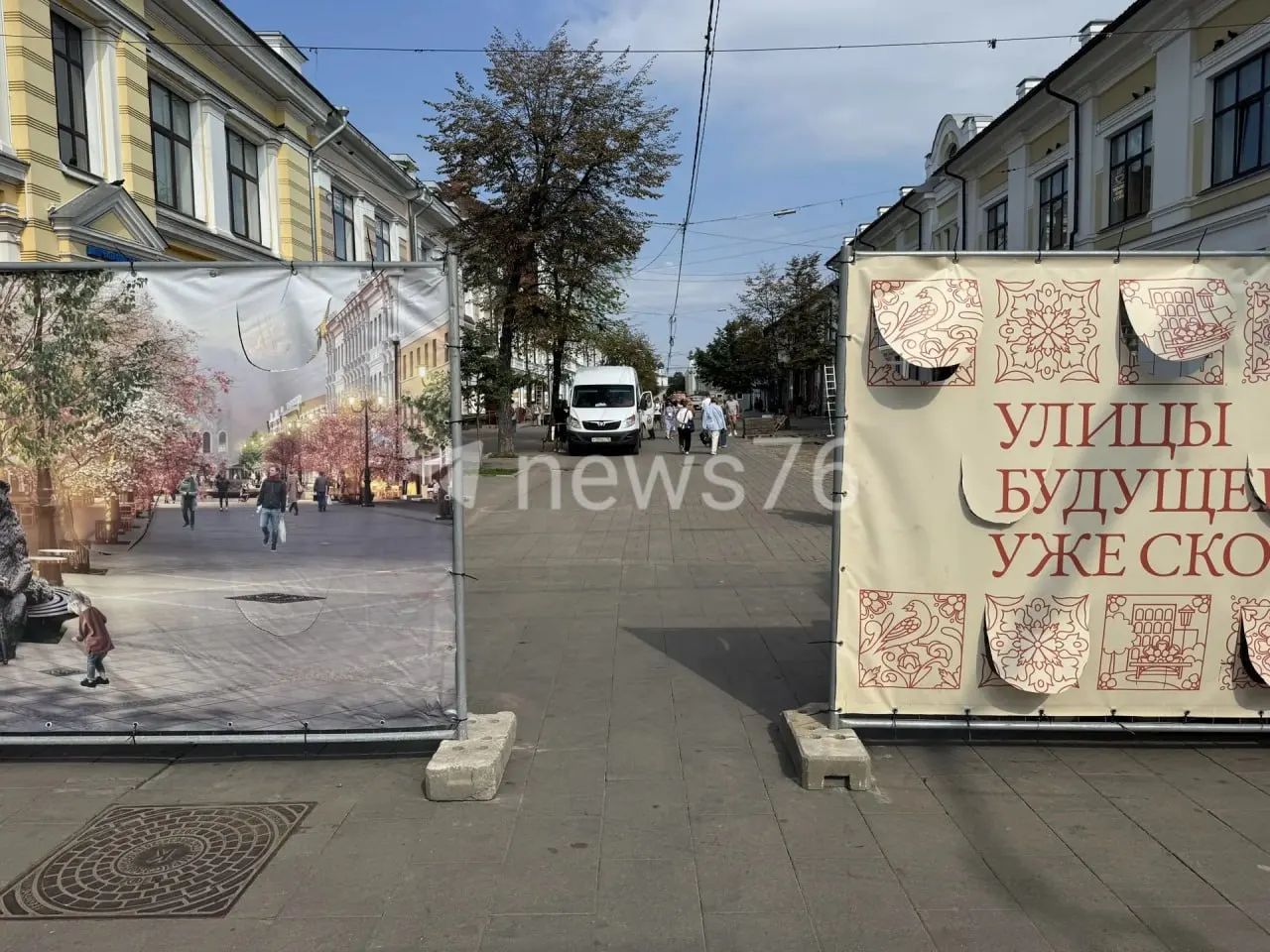 На улице Кирова начались работы: заменят плитку, перенесут инженерные сети, появится фонтан, освещение и скамейки; на Первомайской устроены ограждения.
