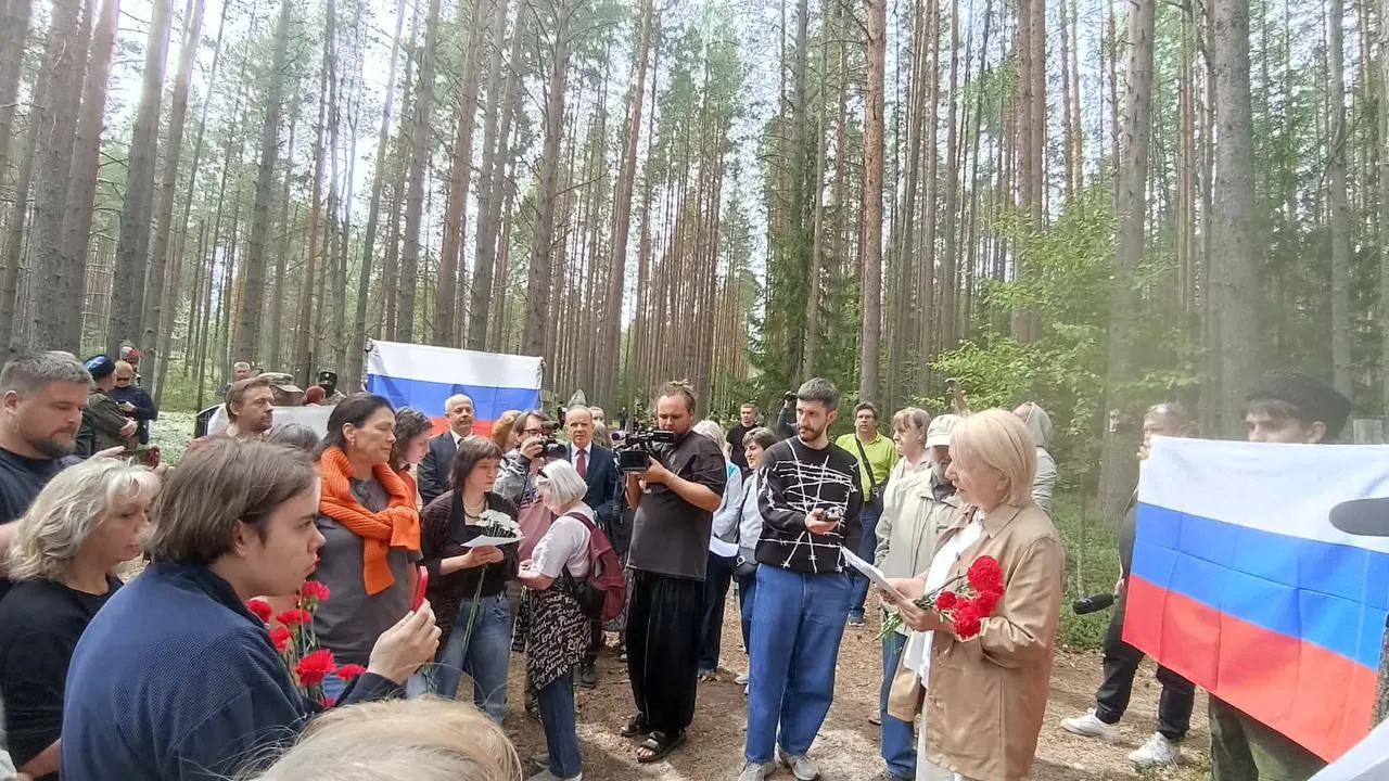 В Карелии прошла ежегодная памятная акция на урочище Сандармох: чтение имён погибших сопровождалось участием ультраправых активистов и работников проправительственных телеканалов; на место был обнаружен поваленный памятник евреям, который вернули на место.