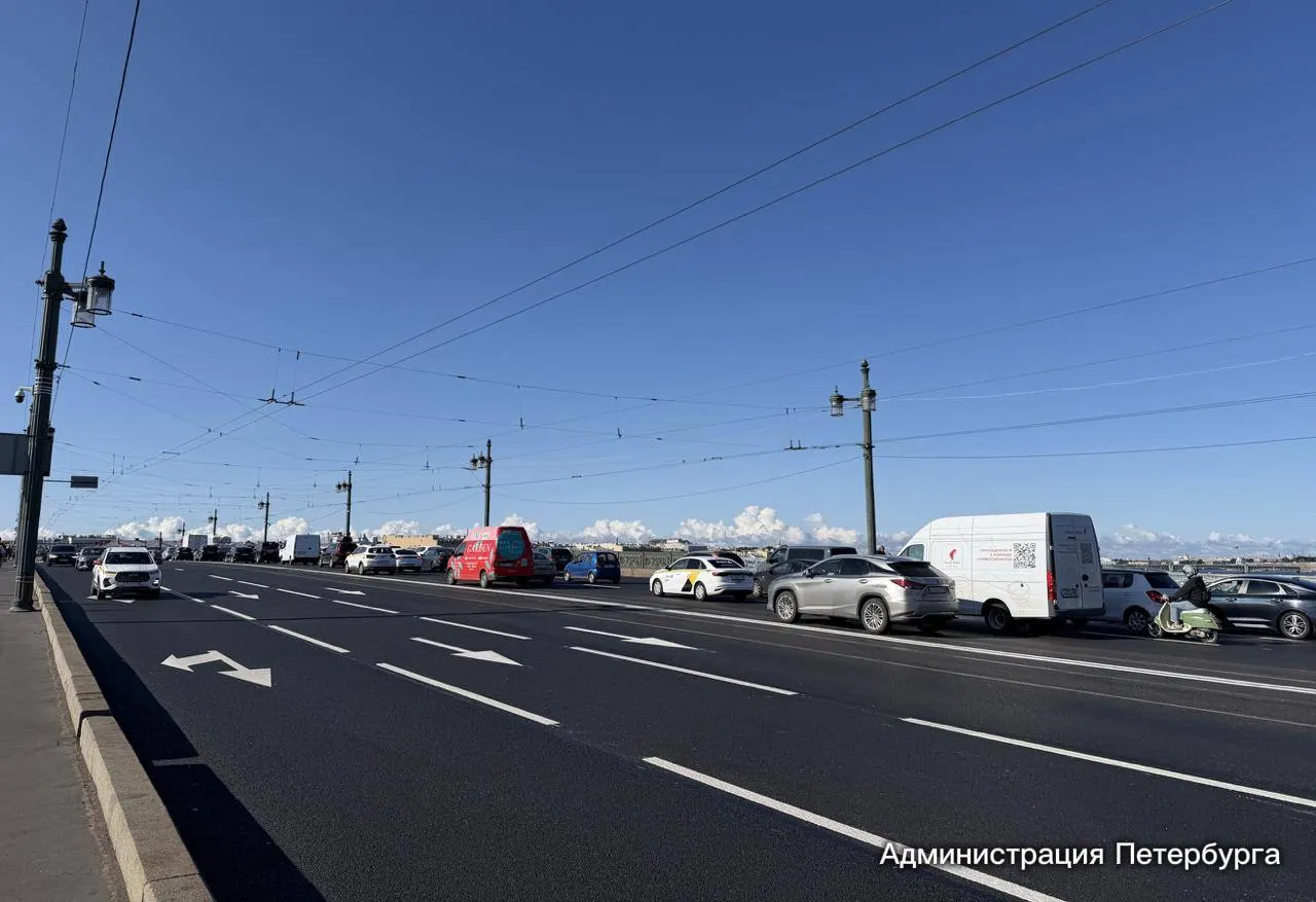 Ремонт Литейного моста завершён: обновлён асфальт на разводном пролёте и трамвайных путях, начата реставрация исторических перил, выполненная по проекту Карла Рахау.