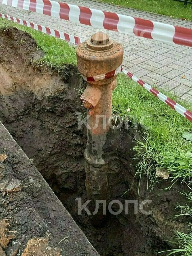 Гидранты у домов №21 и №36 сняты в начале июля в рамках плановой модернизации систем пожаротушения; обсуждаются варианты сохранения объектов как декоративных элементов городской среды.