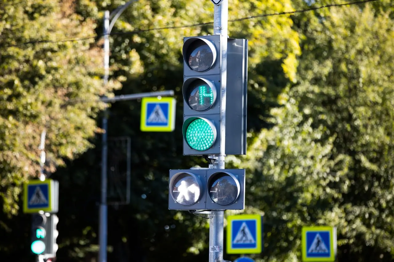 В пятницу, 21 августа, часть светофоров на участке Калининград — Светлогорск будут неработоспособны с 9:00 до 16:00 из-за ремонта электросетей. Водителей просят снизить скорость, пешеходов — осторожнее переходить дорогу.