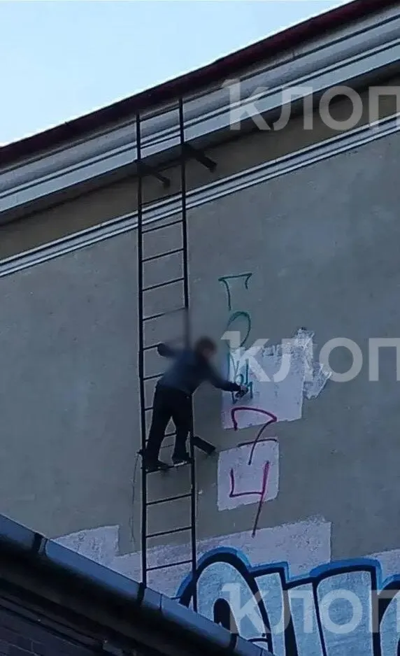 За полгода калининградские подростки трижды расписали фасад одного и того же дома; соседи фиксируют повторяющиеся граффити. Охранник остановил нарушителей, жильцы установили камеры и планируют обратиться в полицию.