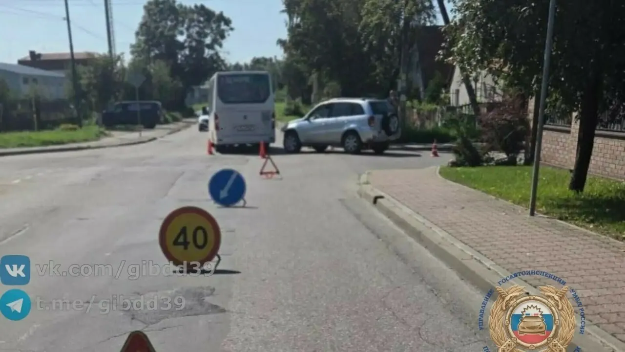 На перекрёстке Тульская — Баженова произошло ДТП: водитель не пропустил автобус и столкнулся с ним; пострадали пассажиры.