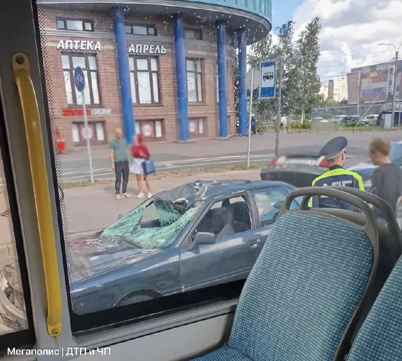 На Планерной в Петербурге автомобиль Audi 80 и велосипедист не разминулись на пешеходном переходе. По свидетельствам, водитель был в шоке и лежал рядом с пострадавшим; состояние пострадавшего уточняют в ГИБДД.