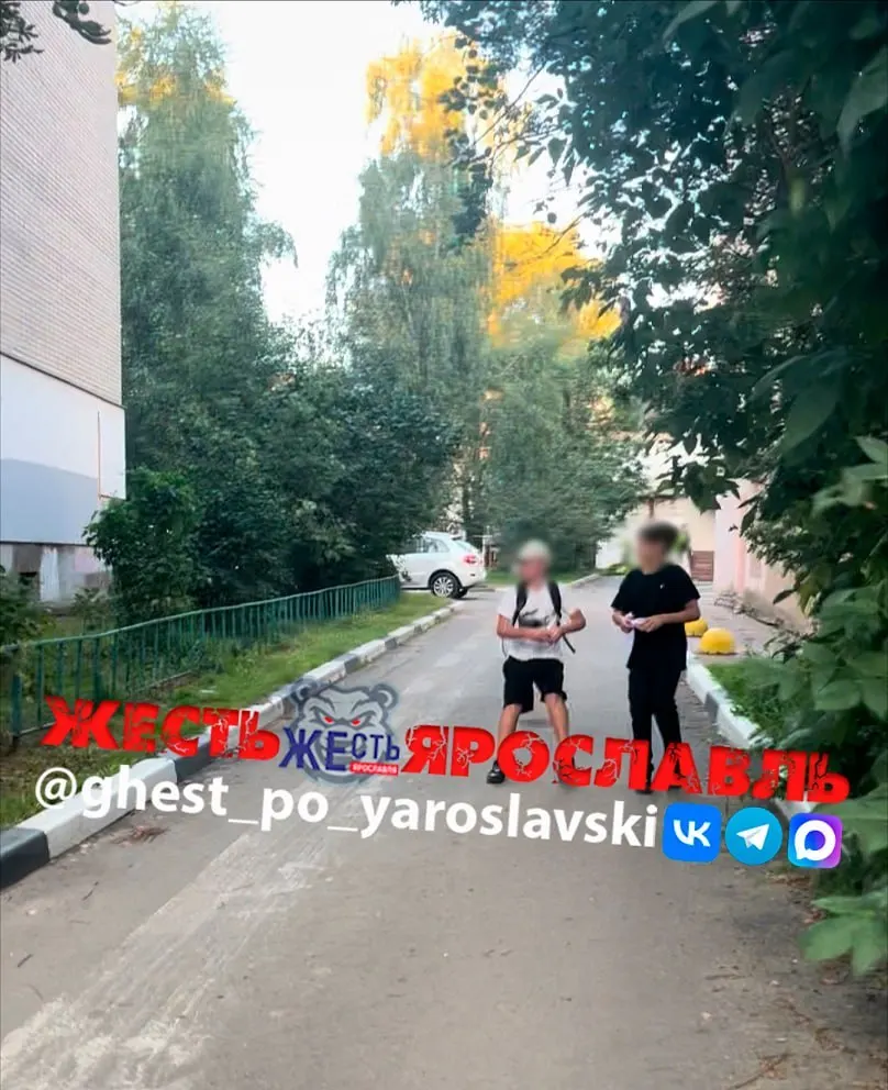 Жители Ярославля сообщают о неприятном инциденте: прохожим кидают водяные шарики возле популярного торгового центра, что вызывает обеспокоенность.