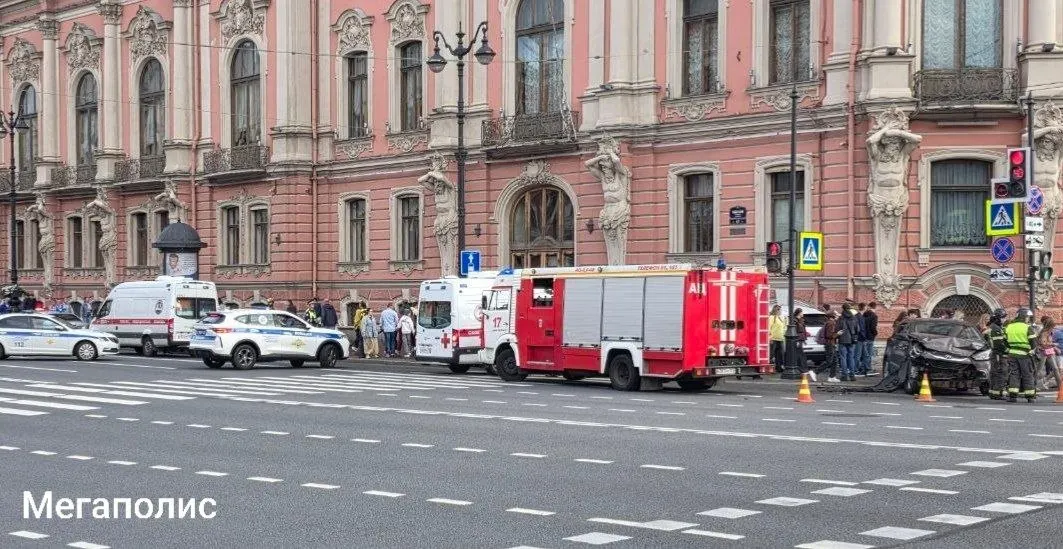 Шесть человек пострадали в аварии на углу Невского проспекта и набережной Фонтанки; по предварительным данным, тяжёлых травм нет.
