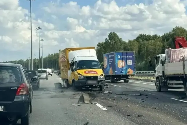 На КАД погиб один человек; по предварительным данным, легковой автомобиль врезался в стоявшую во второй полосе машину, после чего столкновение затронуло грузовик. Личность погибшего устанавливается.