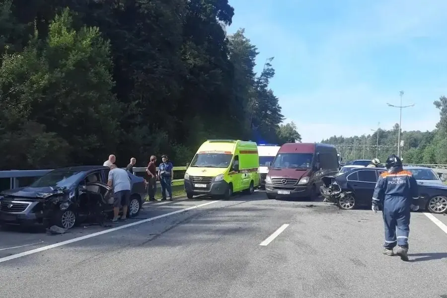 На 15-м километре автодороги произошло столкновение четырех авто. Пятеро пострадали, в том числе трое несовершеннолетних; пострадавшие доставлены в медучреждения.