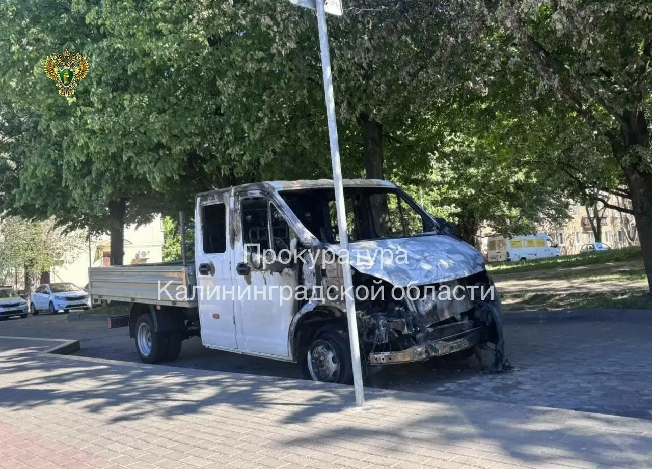 Следствие сообщает, что вечером 23 мая мужчина поджег припаркованный автомобиль после конфликта со знакомым; ущерб оценивается в более чем 3,3 млн рублей; дело направлено в Московский районный суд.
