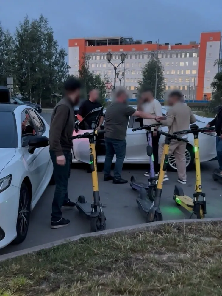 В ночь на 16 августа возле ночного клуба на набережной Петрозаводска произошла драка с применением оружия: участники применяли дубинки и ножи, стрелявший покинул место происшествия.