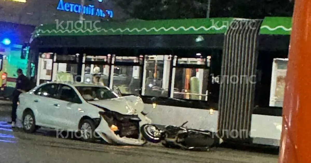 На площади Калинина в Калининграде произошло дорожно-транспортное происшествие с участием трамвая, мотоцикла и легкового автомобиля. На месте работают сотрудники ГИБДД и медики; информации о пострадавших пока нет.