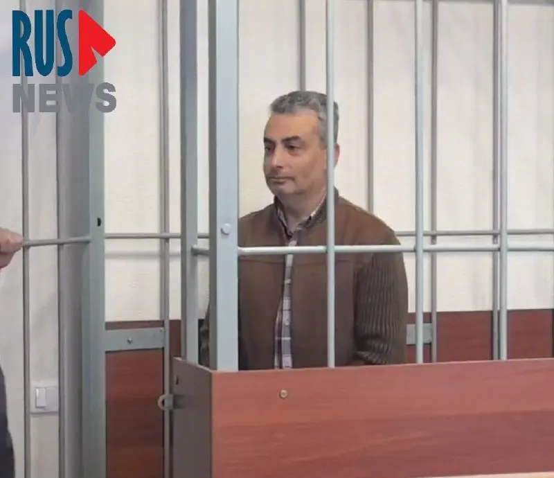 В Пскове продолжилось судебное разбирательство по делу политика Льва Шлосберга: стороны спорят о ходатайствах, экспертизах и характеристиках.