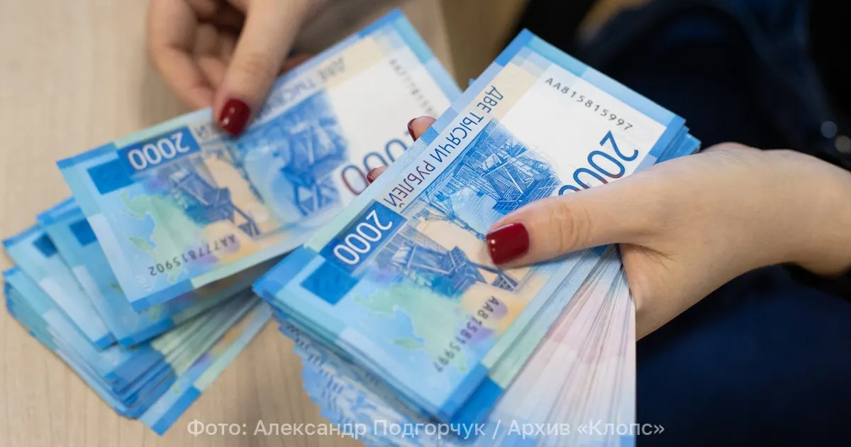 В регионе немногие достигают высокого уровня дохода; в 2026 году средняя зарплата приблизилась к 108 тысячам рублей, а лидеры по доходам — регионы Северо‑Западного округа.