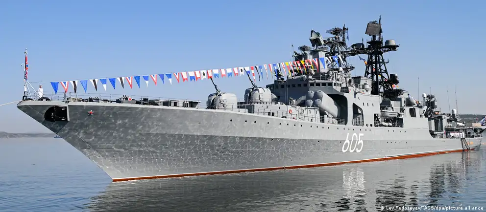 Российский эсминец «Адмирал Левченко» замечен у берегов Германии; обсуждают возможную охрану «теневого флота» и яхту Graceful, связанную с президентом РФ.