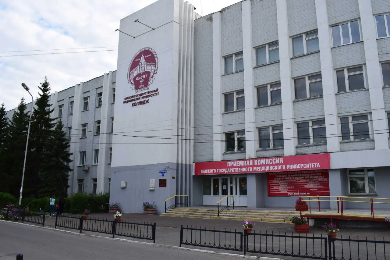 Повторный набор в ординатуру объявлен на 2026/2027 учебный год; отмечается вакантность 28 бюджетных мест и обсуждается ситуация в Омске и других городах региона.