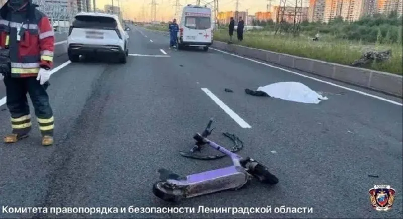 38-летний водитель Geely Atlas сбил самокатчика и его спутницу; пассажирка пострадала и была госпитализирована в тяжёлом состоянии; происшествие произошло во время перестроения на проспекте.