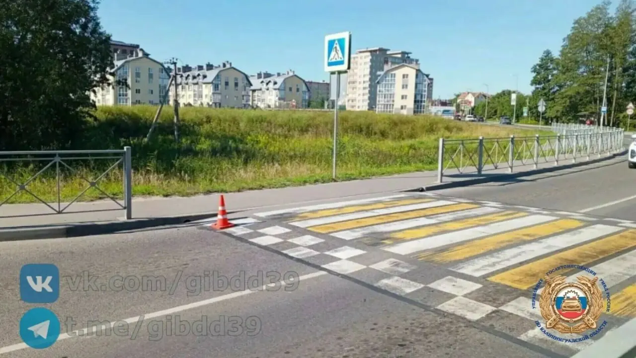 Дорожно-транспортное происшествие произошло утром. Пострадавшего доставили в больницу; на месте работают сотрудники ГИБДД.