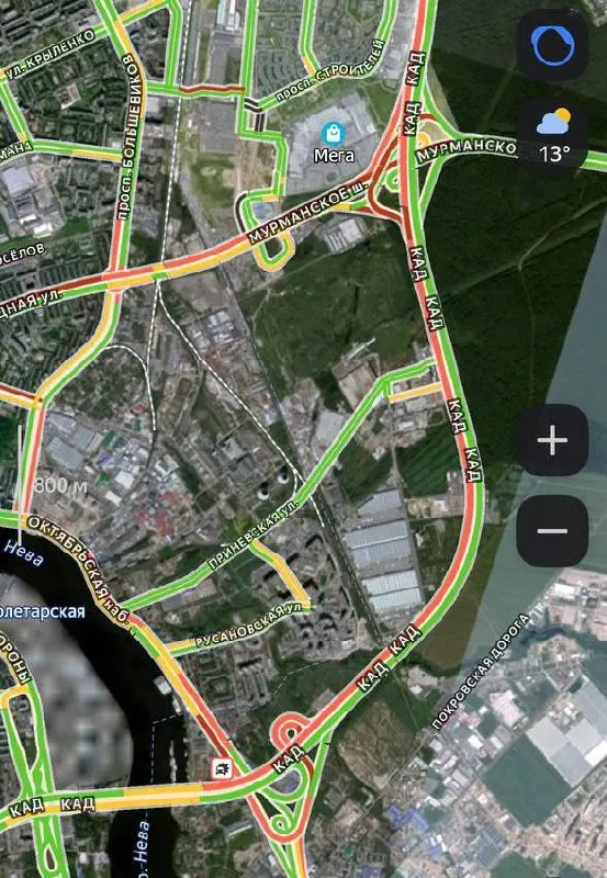 Из-за аварии на КАД у Вантового моста образовалась пробка; движение затруднено, водители ищут объезд.