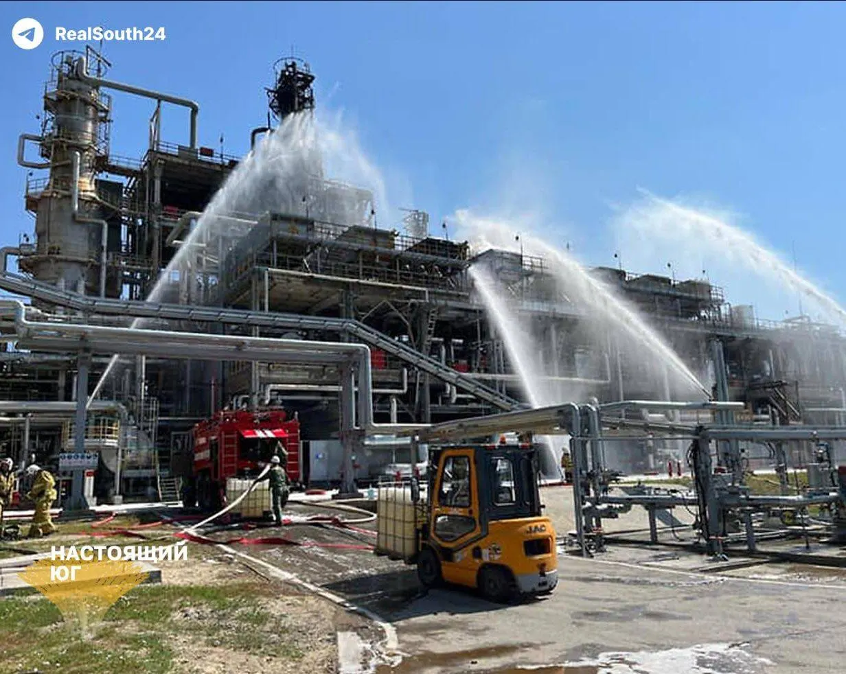 Август стал тяжёлым месяцем для нефтепереработки: зафиксировано 21 нападение на НПЗ, шесть крупных заводов остановлены, производство бензина упало, в регионах возникают перебои и растут цены.