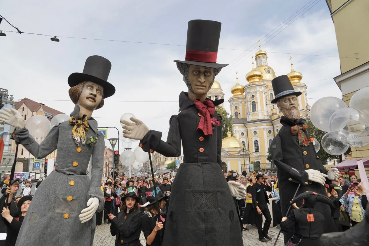 Уличное представление от театра «Кукольный формат» собирает зрителей на маршруты по центру города: гигантские куклы Пушкина, Гоголя и Достоевского двигаются по улицам, а вечером пройдет второй маршрут; дополнительно покажут фильм о проекте на Васильевском острове.