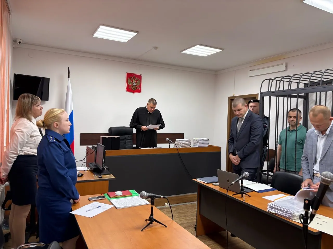 Суд Балтийского городского суда освободил экс-главу Балтийска Сергея Мельникова и его зама Сергея Коваленко под домашний арест до 27 октября 2026 года.