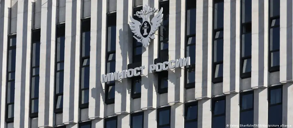 В обновлённом списке — ряд международных и общественных организаций, включая фонд защиты прав человека и центр исследования Восточной Европы; расширение связано с обвинениями в дискредитации армии и поддержке запрещённых структур.