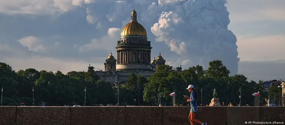 Эксперт анализирует рост тревоги на фоне повторяющихся атак дронов и обсуждает возможные политические последствия накануне выборов и слухов о мобилизации.