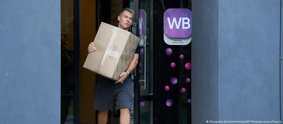 Эксперты оценивают потери Wildberries и продавцов в сотни миллиардов рублей; власти готовят меры поддержки бизнесу.