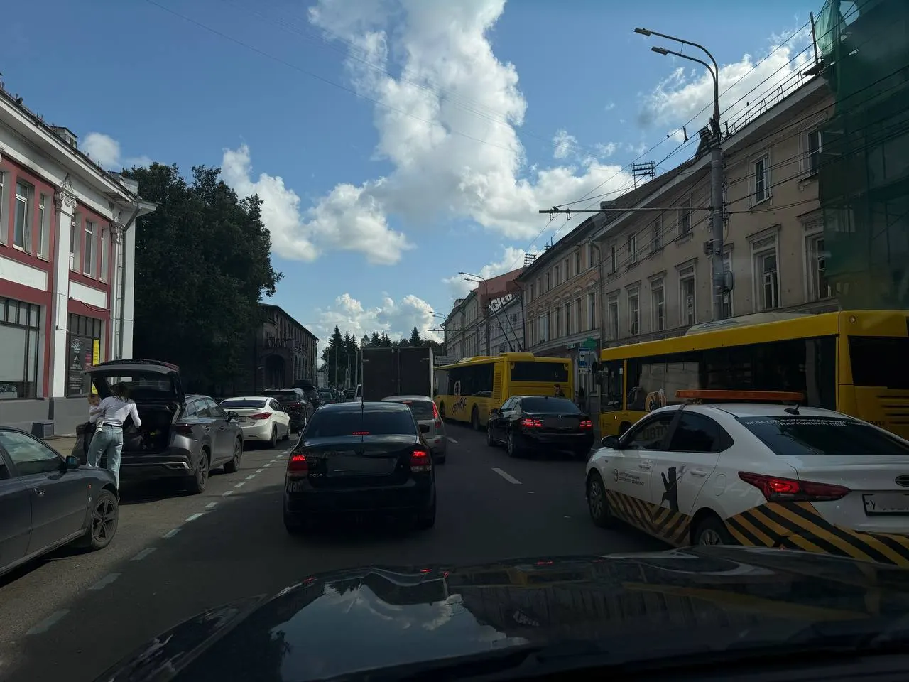 Обрыв проводов у троллейбусов вызвал заторы на улицах; на Комсомольской образуется пробка.