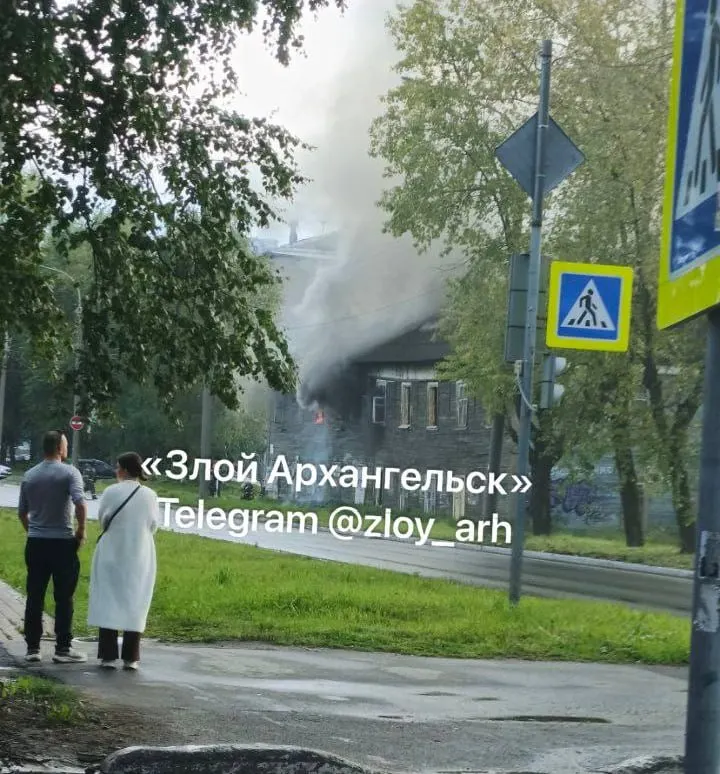 Пожар в нежилом деревянном доме на улице Карельской. Угрозы соседним домам нет; проезд вокруг объекта ограничен.