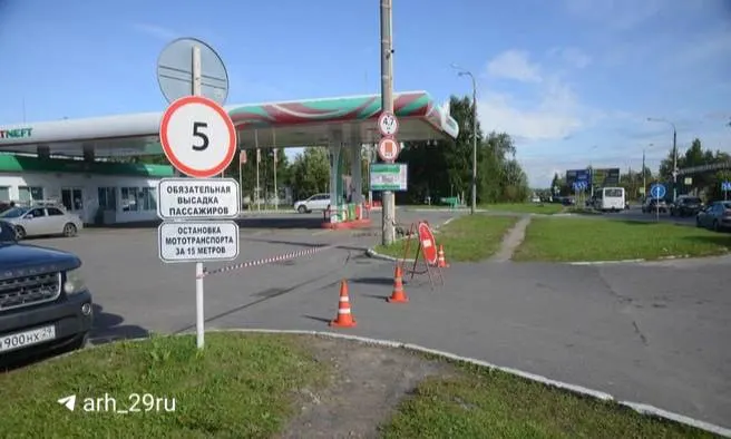 АЗС «Татнефть» у выезда из Архангельска временно закрыта на ремонт; сроки завершения работ пока не называются.