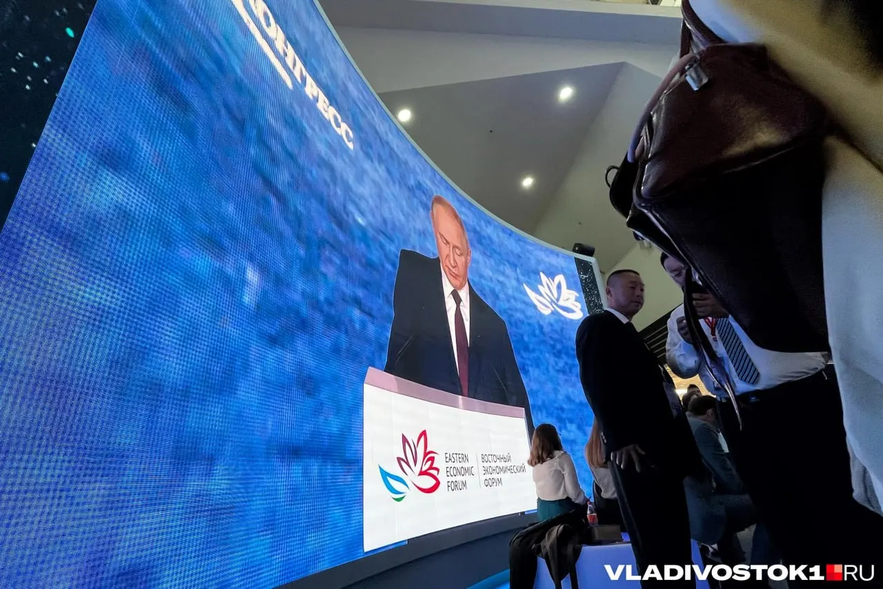 Президент России примет участие во XI Восточном экономическом форуме 2026 года во Владивостоке, обсудит развитие Дальнего Востока и встретится с региональными лидерами.