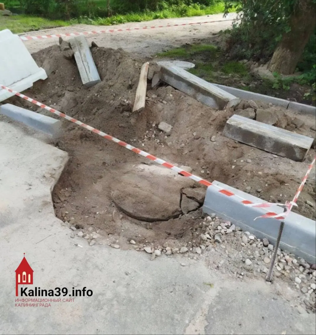 Жители дома на улице Шахматной остаются без подачи воды во второй день. Причина — засор канализации, затрудняющий доступ к колодцам после дорожных работ; подрядчику предстоит восстановить доступ и прочистить сеть.