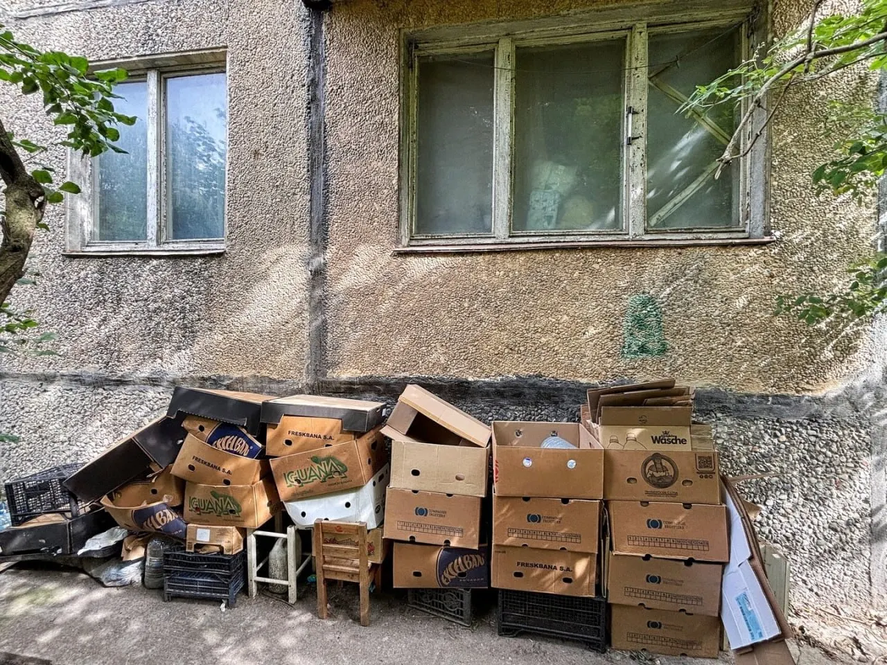 Квартира в центре Калининграда превратилась в склад мусора; вернуть горячую воду пока не удалось, соседи обеспокоены безопасностью и рисками.