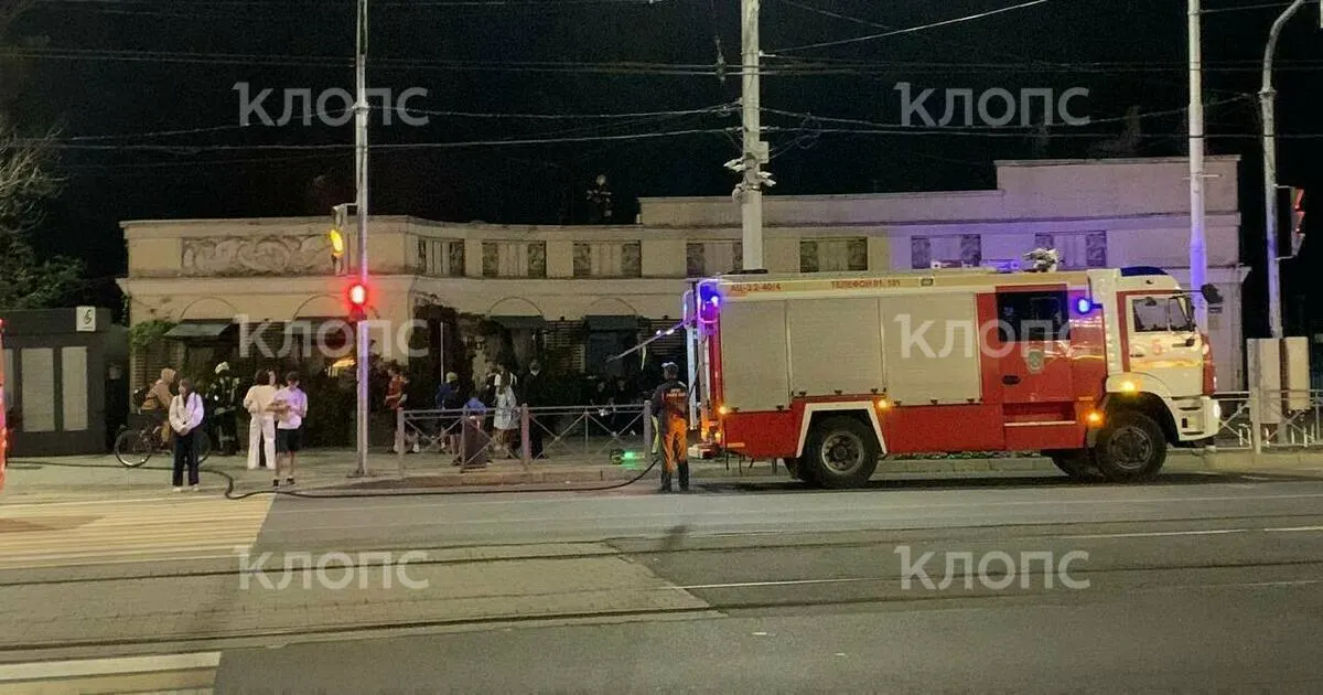 Пожар у входа в зоопарк: кафе охвачено огнём, внутри темно и пахнет гарью. Пострадавших нет.