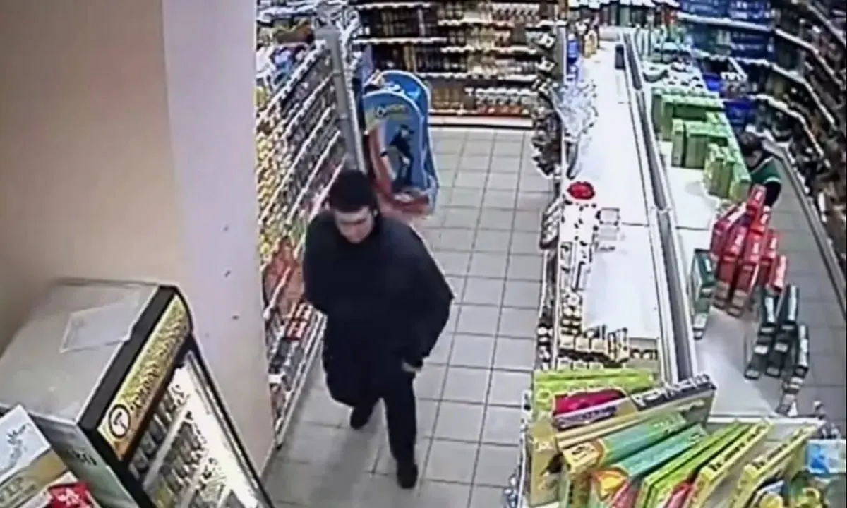 Сотрудник магазина в Петрозаводске задержал похитителя бутылок алкоголя на Октябрьском проспекте и вернул украденное; в отношении подозреваемого возбуждено дело по статье о попытке грабежа.