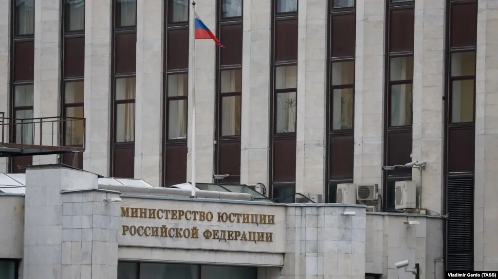 Перечень иностранных агентов расширился: добавлены журналист, блогеры и другие участники, в том числе представитель Псковской области. Правозащитники называют это репрессивной практикой.