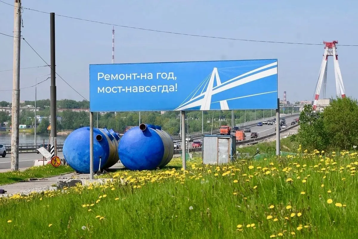 Во Вологодской области над Октябрьским мостом появился баннер с лозунгом о затянувшемся ремонте, что вызвало обсуждения среди местных жителей.