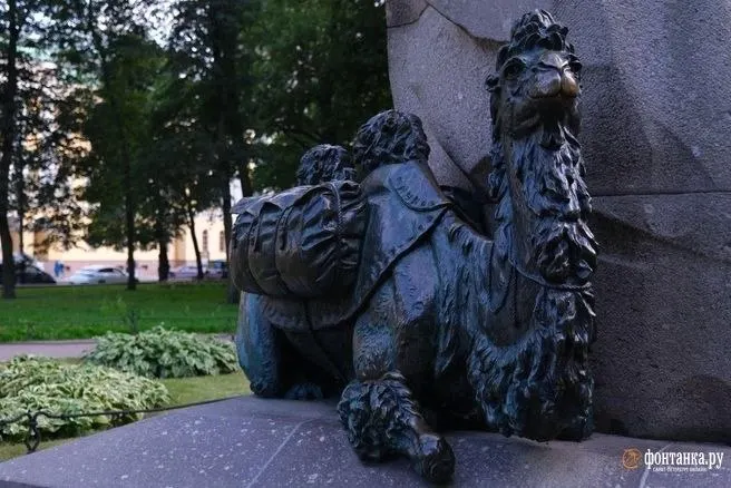 Памятник путешественнику Пржевальскому на Адмиралтейской набережной охраняется как объект культурного наследия; запущена система предупреждения, призывающая не касаться скульптуры, с последствиями за повреждения.