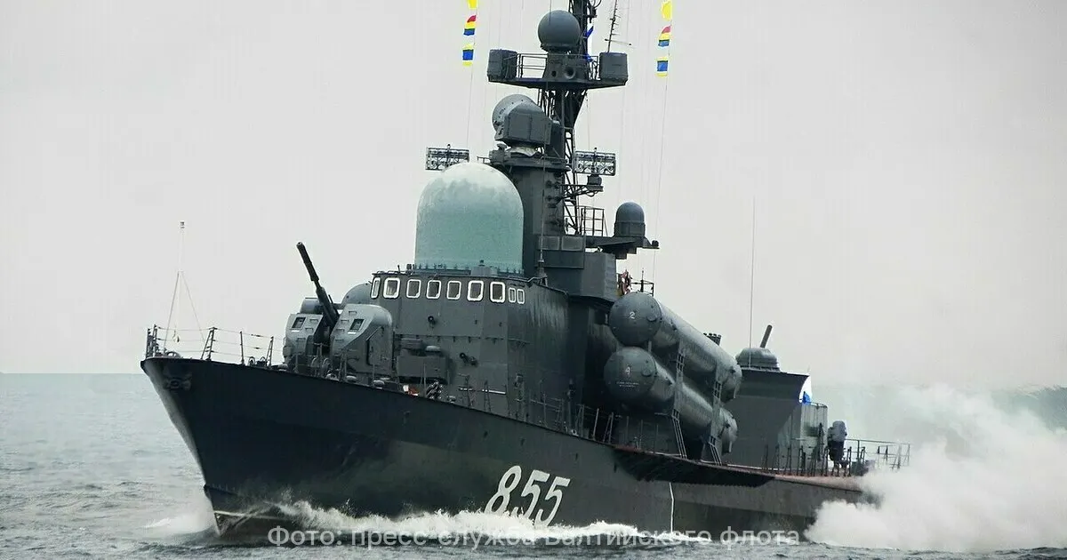 Ракетный катер поразил морские цели, а палубные вертолёты устроили налёт, имитируя воздушную атаку.